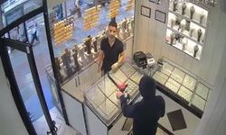 Kuyumcuyu soyacaktı, imitasyon altınlarla kaçtı