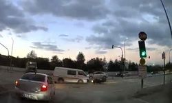 Bursa'da kırmızı ışıkta geçti: Hastaneden çıkan motosiklete çarptı