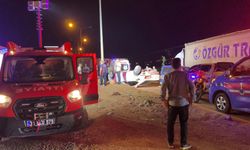 Takla atan otomobil 2 tır sürücüsünün üzerine devrildi: 6 yaralı