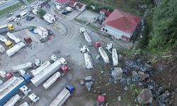 Artvin’de dev kayalar tır parkına düştü: 1 kişi hayatını kaybetti