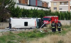 Minibüs ile otomobil kavşakta çarpıştı: 8'i çocuk 9 yaralı