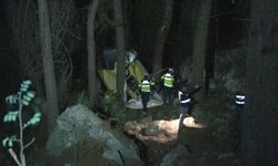 Otomobil 50 metrelik uçuruma yuvarlandı: 2 ölü, 4 yaralı