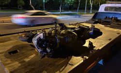 Otomobile ve trafik levhasına çarptı! Motosikletli 50 metre sürüklendi