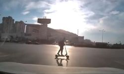 Bursa’da kırmızı ışıkta faciadan döndü! Scooter sürücüsünün tehlikeli anları kamerada
