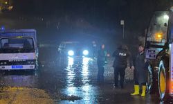 Sağanak hayatı durdurdu: Yollar göle döndü