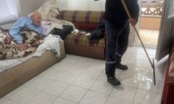 Bursa’da sağanak apartmanları su altında bıraktı! 90 yaşındaki adam evinde mahsur kaldı