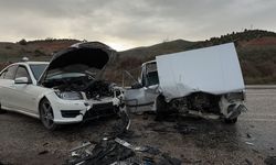 İki otomobil kafa kafaya çarpıştı: 5 yaralı