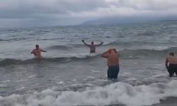 Bursa’da soğuk hava ve dalgalara rağmen İznik Gölü’ne girdiler!