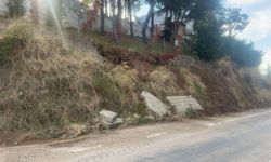 Bursa’da yağış sonrası tehlike! İstinat duvarı çöktü, beton parçaları yola saçıldı