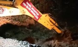 Bursa’da sağanak köprüyü çökertti: Sürücüler yolda mahsur kaldı