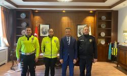 İnegöl’de yaralı gence şemsiye tutan polis ödüllendirildi