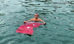 Gemlik'te soğuk havaya aldırmadı: Türk bayrağıyla denize girdi