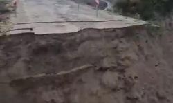 Şiddetli yağış yolu çökertti: Ulaşım tamamen kesildi