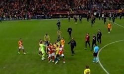 Dev derbide son düdükle saha karıştı: Futbolcular birbirine girdi