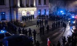 Polonya'da devlet krizi tırmandı: Polis Anayasa Mahkemesi'ni bastı