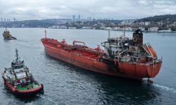 Dron saldırısına uğrayan dev tanker nedeniyle İstanbul Boğazı trafiğe kapatıldı