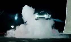 Tesla’dan akılalmaz Roadster gösterisi! Havada döndü, araçların üzerinden atladı