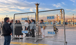 İzmir’de Cemil Tugay protestosu: Cumhuriyet Meydanı bariyerlerle çevrildi