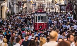 İstiklal Caddesi’nde polis armasıyla dans etti! Gözaltına alındı
