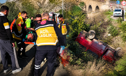 Minibüs takla atıp dereye uçtu! 9 kişi yaralandı