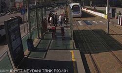 Tramvayın altında kalmaktan saniyelerle kurtuldu! Güvenlik görevlisi son anda yetişti