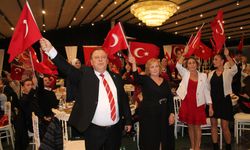 Bursalı emekliler Cumhuriyet balosunda buluştu