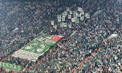 Bursaspor taraftarından hayatını kaybeden öğretmen ve öğrenciler için anlamlı pankart