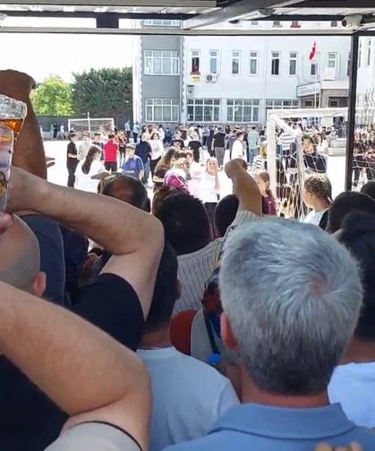 Bursa'da sınava giren çocuklarını görmek için yarıştılar