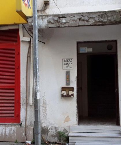 Kolonlarında çatlak oluşan bina boşaltıldı