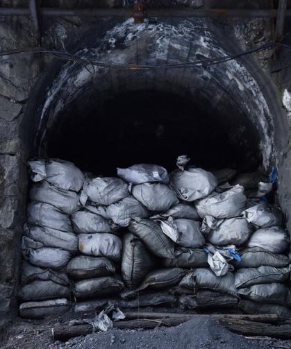 Kömür madeninde meydana gelen göçükte 3 işçi toprak altında kaldı