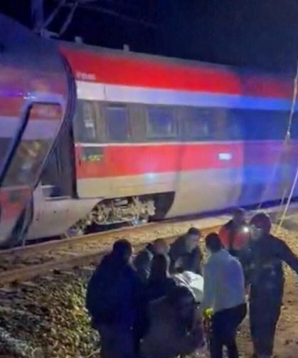 Tren kazasında 1 kişi öldü, 20 kişi yaralandı