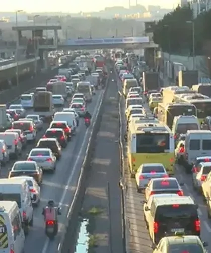 İstanbullu iftarını trafikte açtı