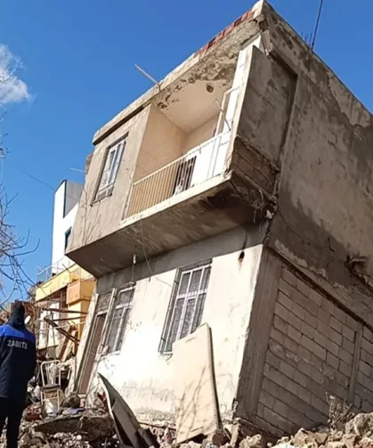 Büyük panik: 2 katlı bina çöktü