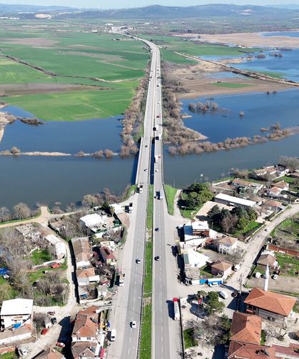 Bursa'da yağışlar göl seviyesini yükseltince evlerin bahçeleri sular altında kaldı
