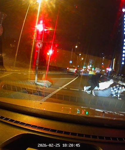 Kırmızı ışıkta yola atlayıp şınav çektiler