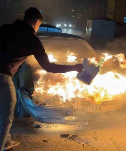 Alev alev yanan araca antifriz döküp söndürmeye çalıştı