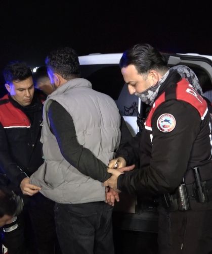 Benzin dökerek hem kendinin hem de kız arkadaşının aracını yaktı