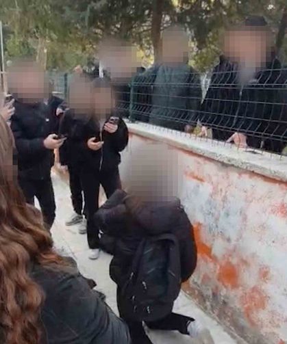 Okul önünde akran zorbalığı kameraya yansıdı: Diz çöktürüp zorla özür dilettiler