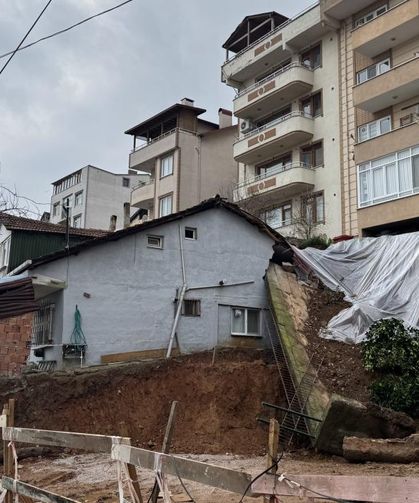 Kocaeli'de istinat duvarı yıkıldı: 2 bina boşaltıldı