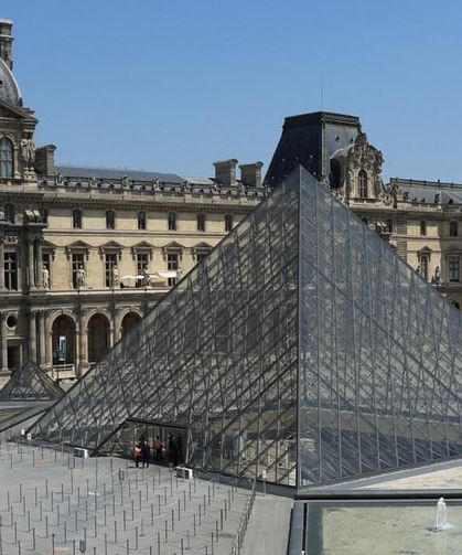 Louvre Müzesi'nin müdürü istifa etti