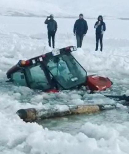 Buz kırıldı traktör suya gömüldü!