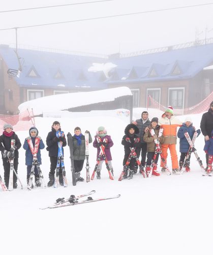 Osmangazi Belediyesi’nden çocuklara Uludağ’da kayak sürprizi