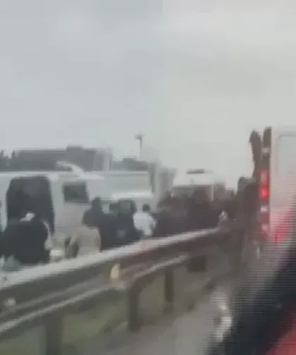 D-100 karayolunda minibüs devrildi