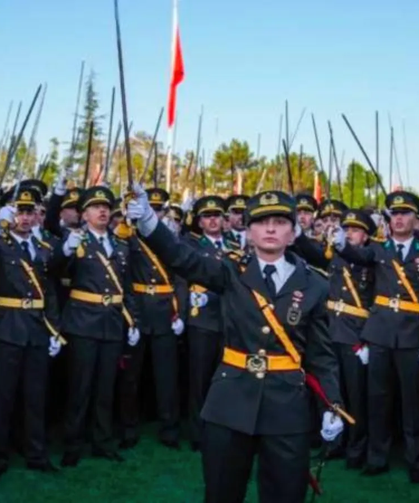 İhraç edilen teğmen görevine döndü