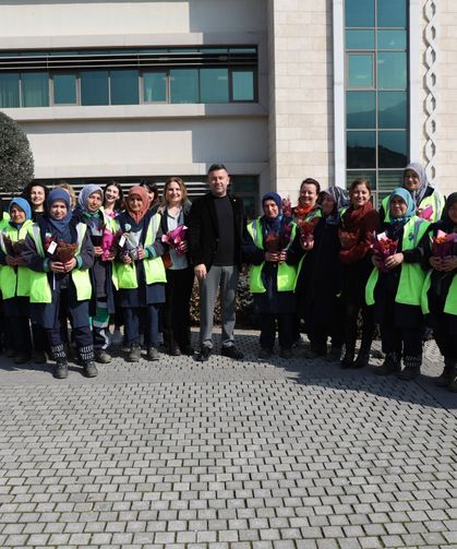 Bursa Büyükşehir'den kadın çalışanlara çiçek jesti