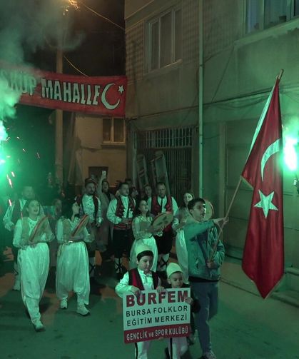 Bursa'da Balkan esintili sahur: Sokak sokak dolaşıp börek topladılar