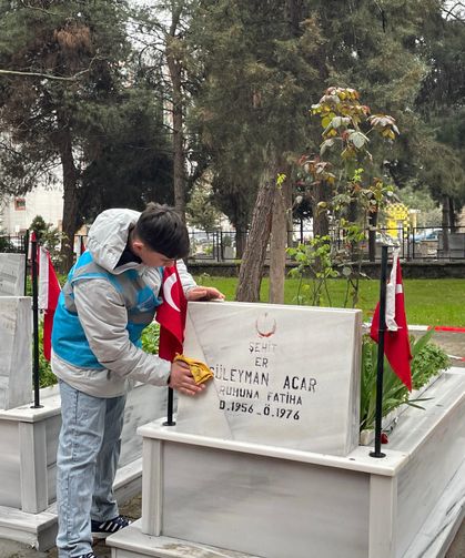 Bursa'da öğrencilerden şehit kabirlerine bayram temizliği