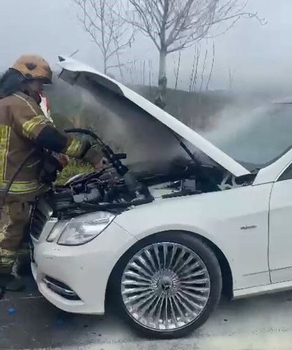 Bursa'da lüks otomobil küle dönmeden söndürüldü