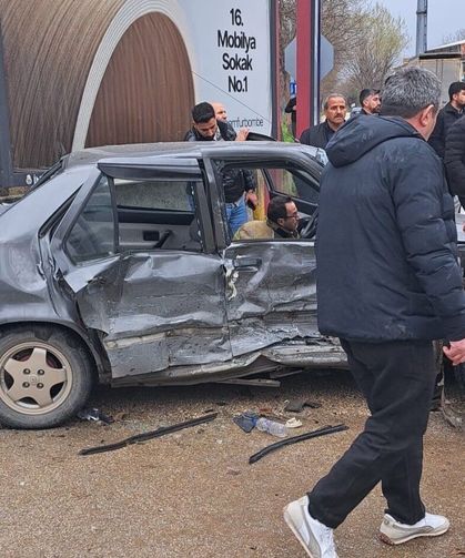 Bursa'da 2 aracın karıştığı kazada 4'ü çocuk 9 kişi yaralandı