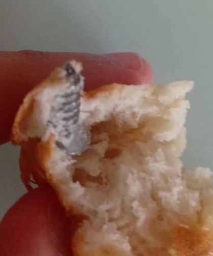 Aldığı ekmeğin içerisinden vida çıktı